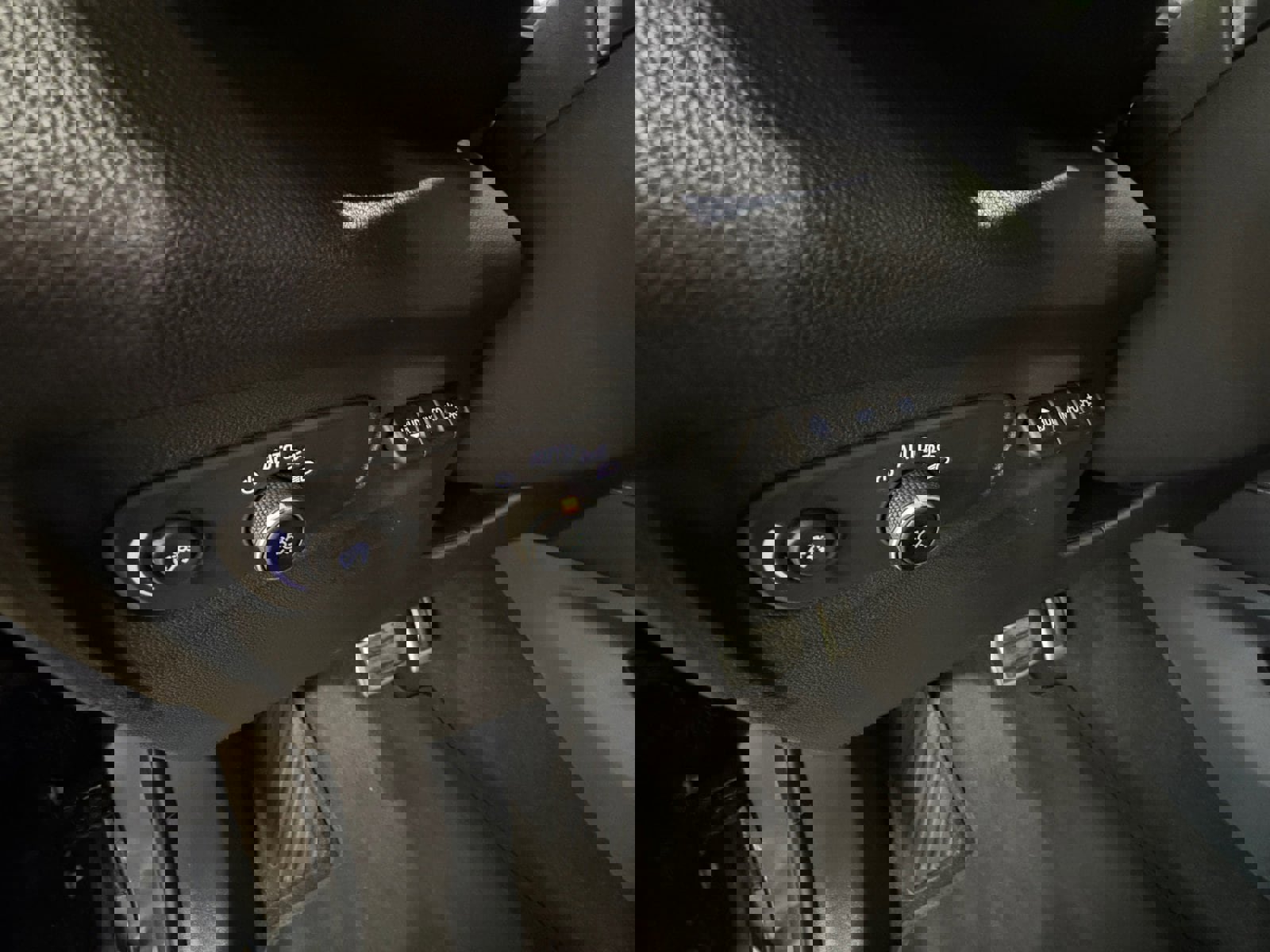 Used 2023 Buick Envision Essence w/ Technology Package I image 23