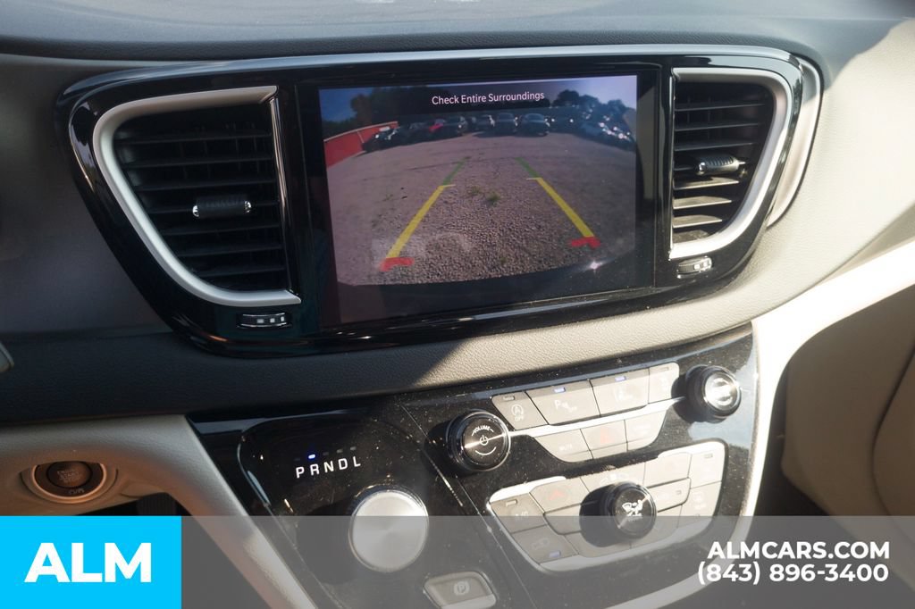 Used 2024 Chrysler Pacifica Touring-L FWD image 8