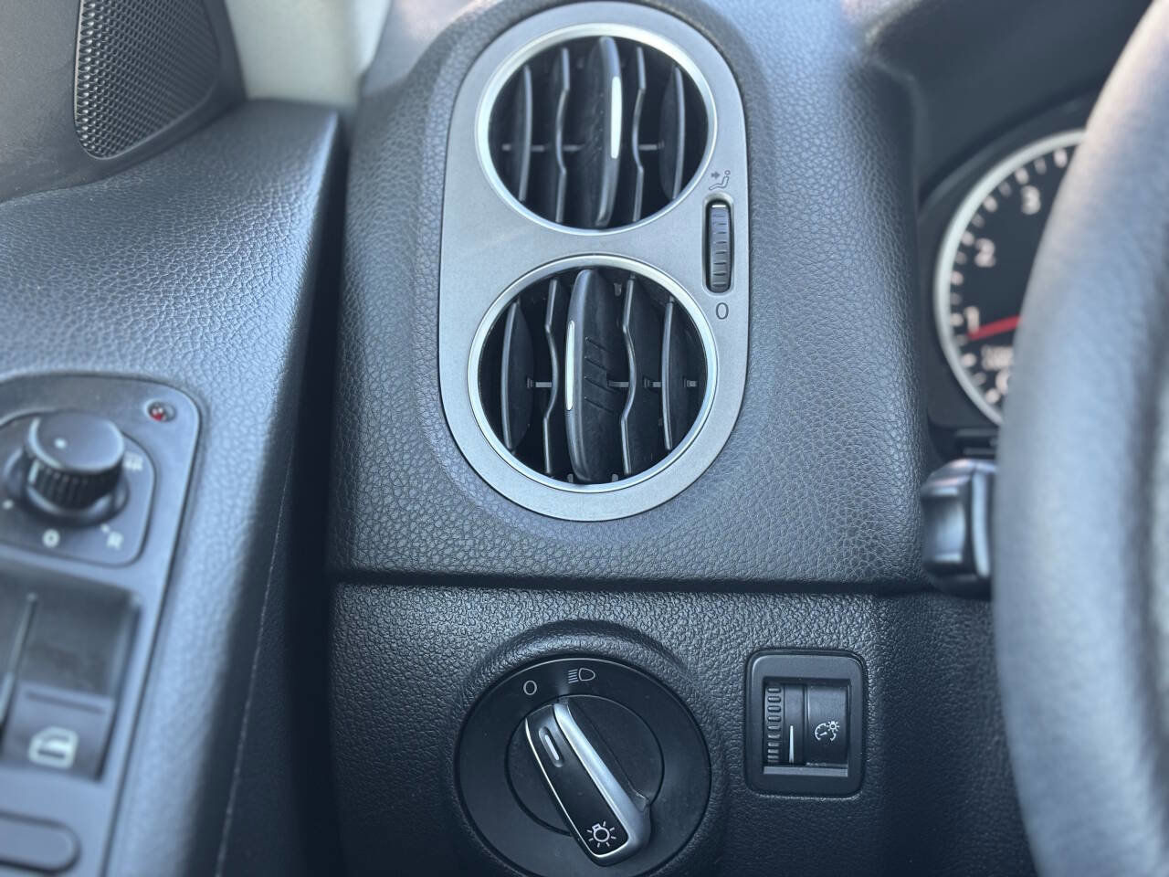 Used 2011 Volkswagen Tiguan S image 28