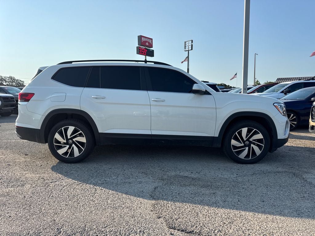 Used 2024 Volkswagen Atlas SE w/ Panoramic Sunroof Package FWD image 3