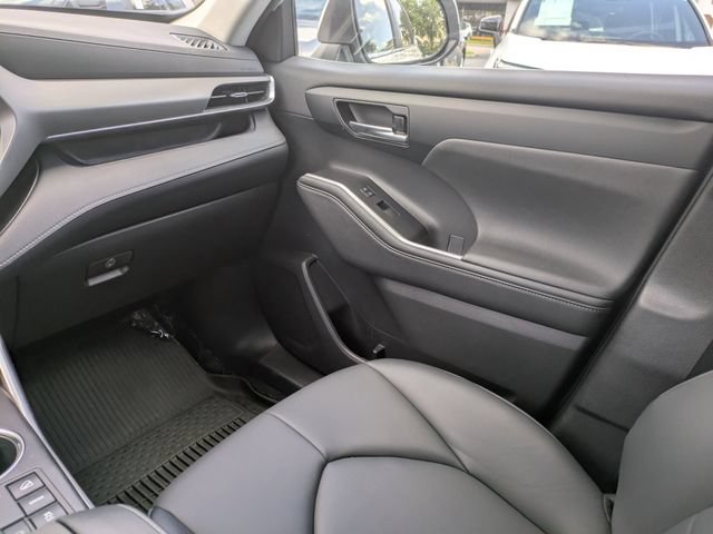 Used 2023 Toyota Highlander XLE AWD/4WD image 18