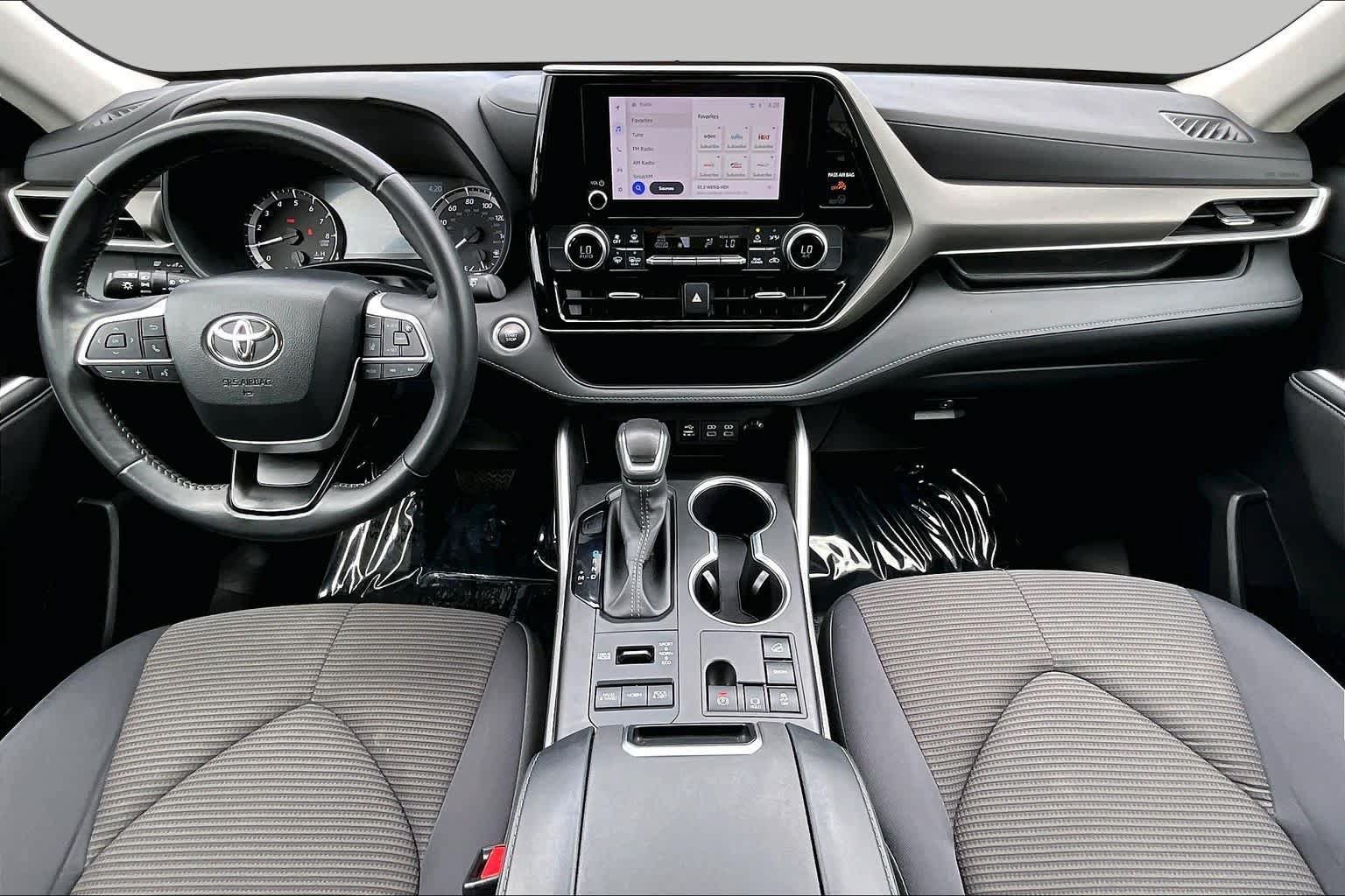 Used 2024 Toyota Highlander LE AWD/4WD image 16