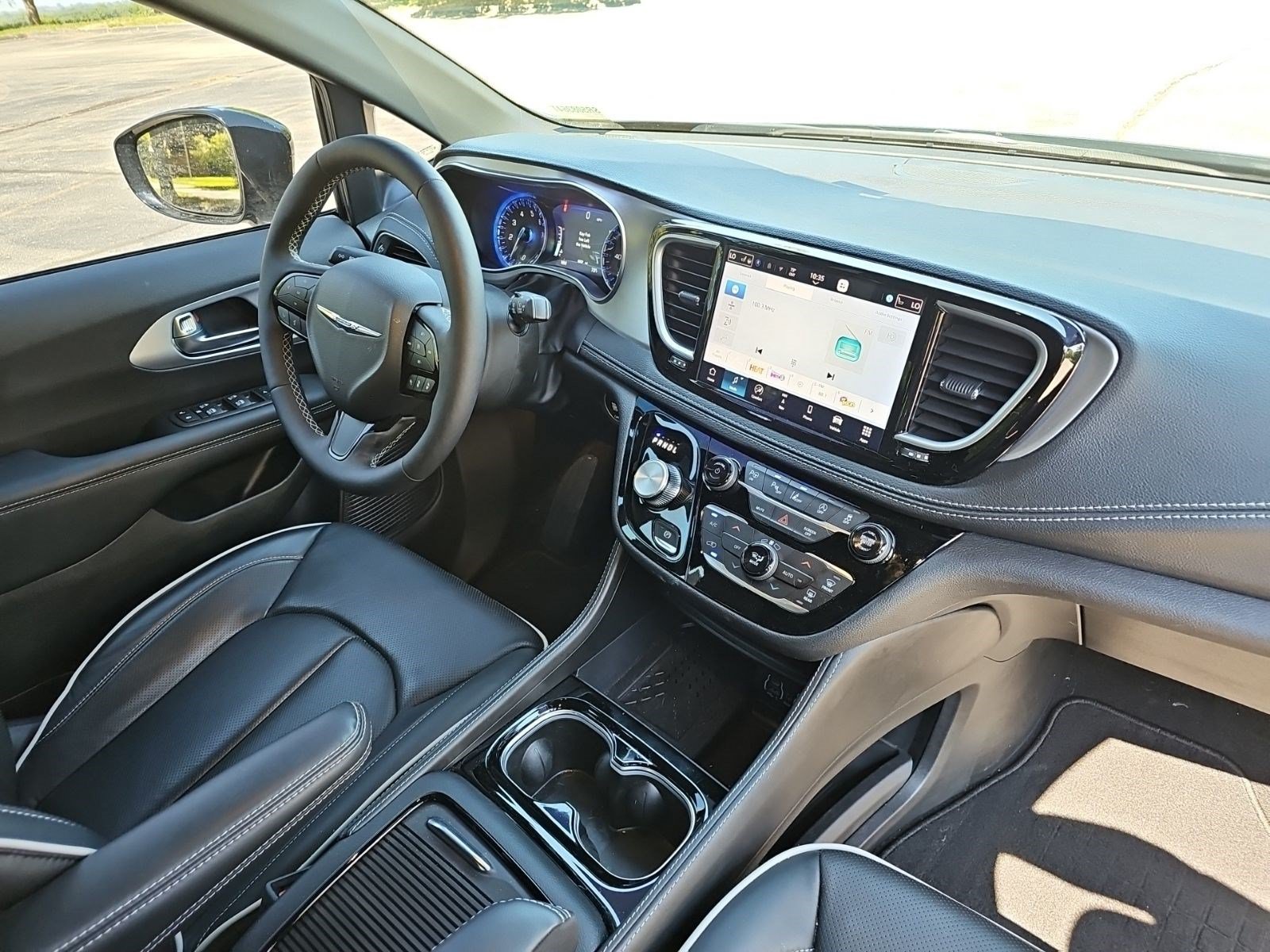 Used 2025 Chrysler Pacifica Limited FWD image 13