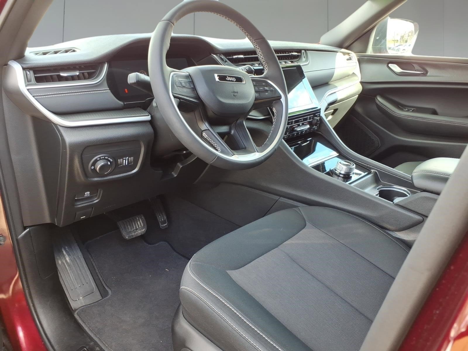 Used 2025 Jeep Grand Cherokee Laredo X w/ Luxury Tech Group I AWD/4WD image 10