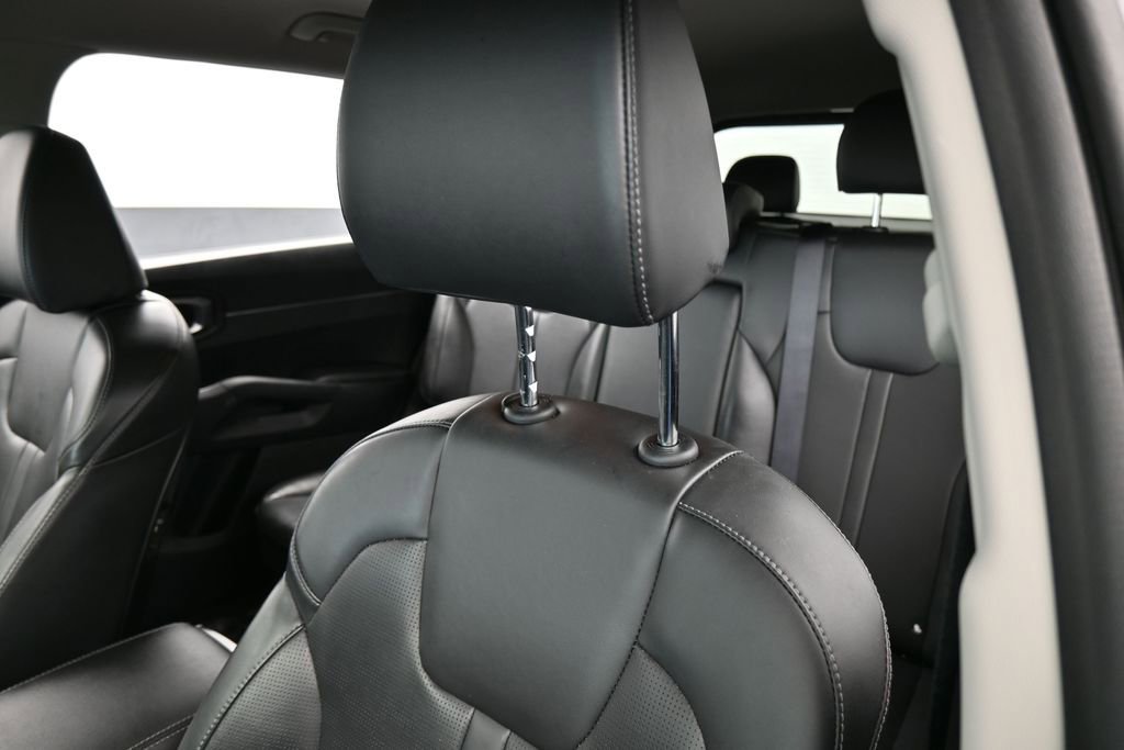 Used 2025 Kia Sorento S FWD image 16