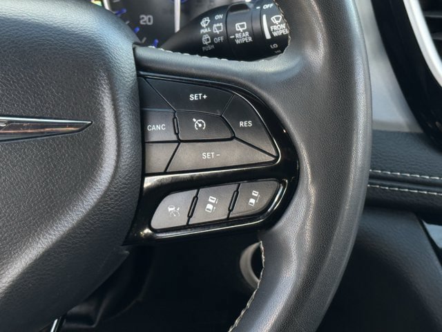 Used 2025 Chrysler Pacifica Limited FWD image 16