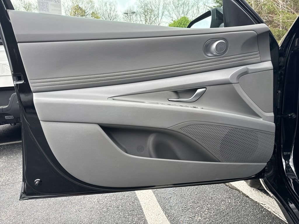 Used 2025 Hyundai Elantra SEL image 21