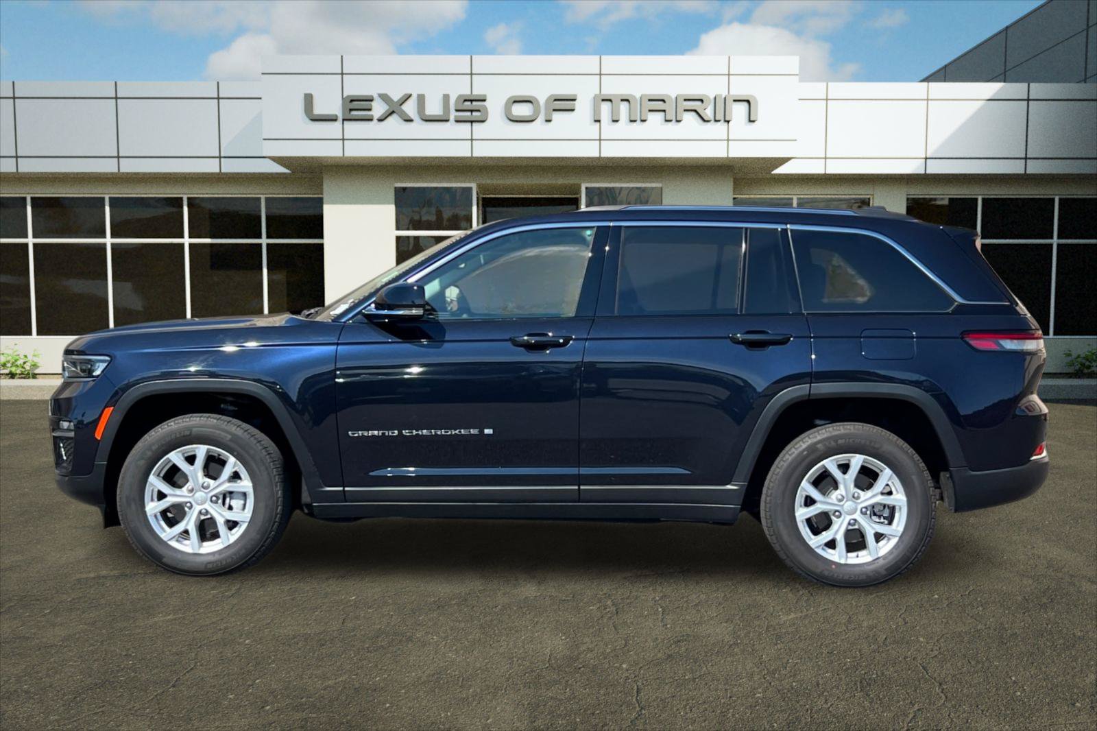 Used 2023 Jeep Grand Cherokee Limited w/ Trailer Tow Prep Group (B) AWD/4WD image 2