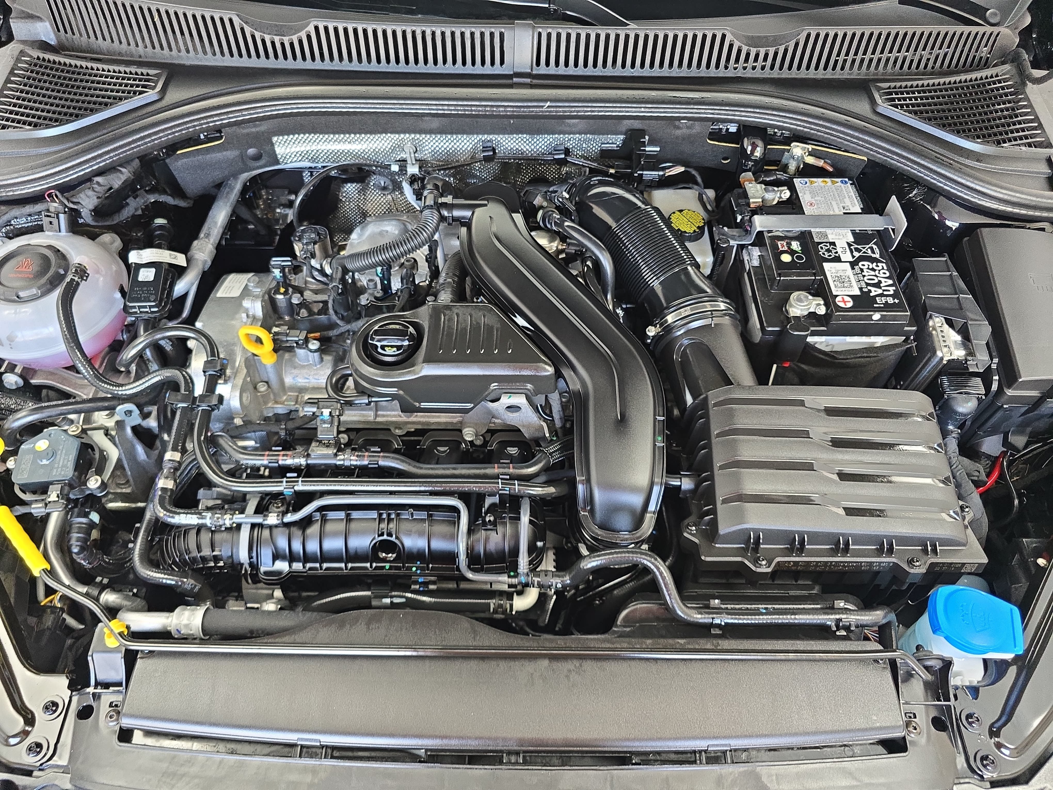 Certified 2025 Volkswagen Jetta SE w/ Sunroof Package FWD image 30