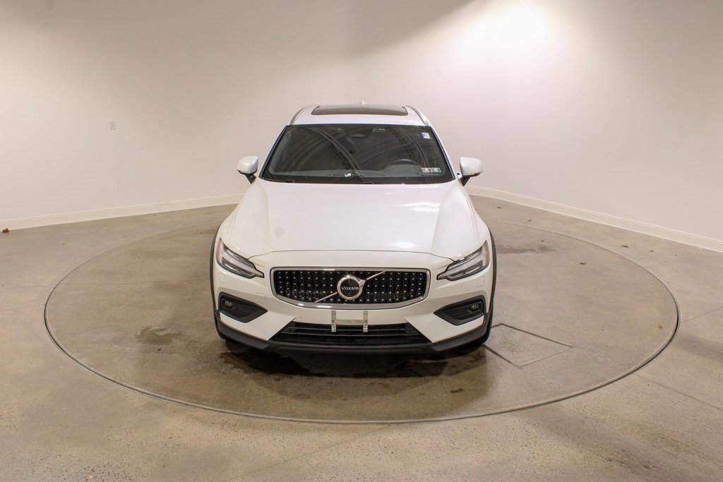 Used 2025 Volvo V60 B5 Cross Country Plus image 8