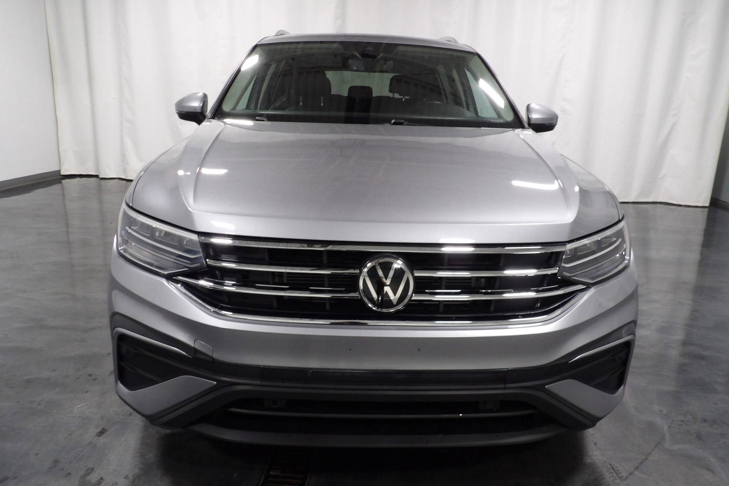 Used 2022 Volkswagen Tiguan SE w/ Panoramic Sunroof Package FWD image 3