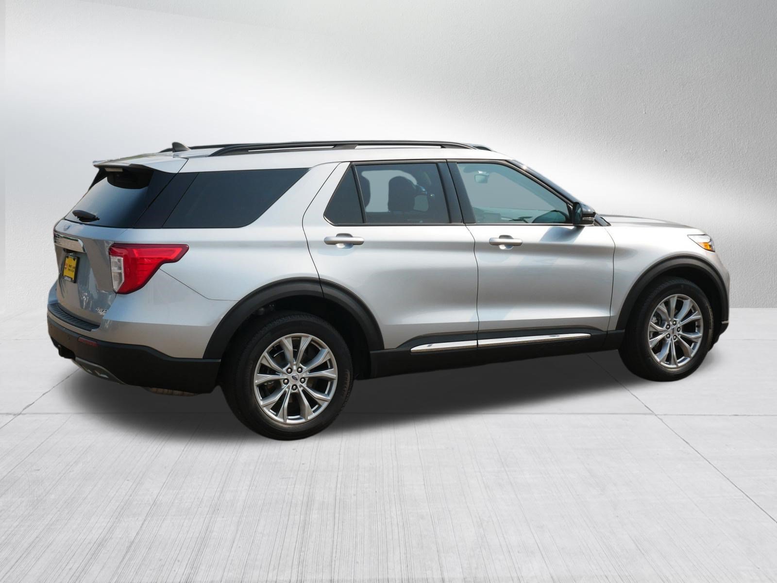 Used 2023 Ford Explorer XLT w/ Equipment Group 202A AWD/4WD image 7