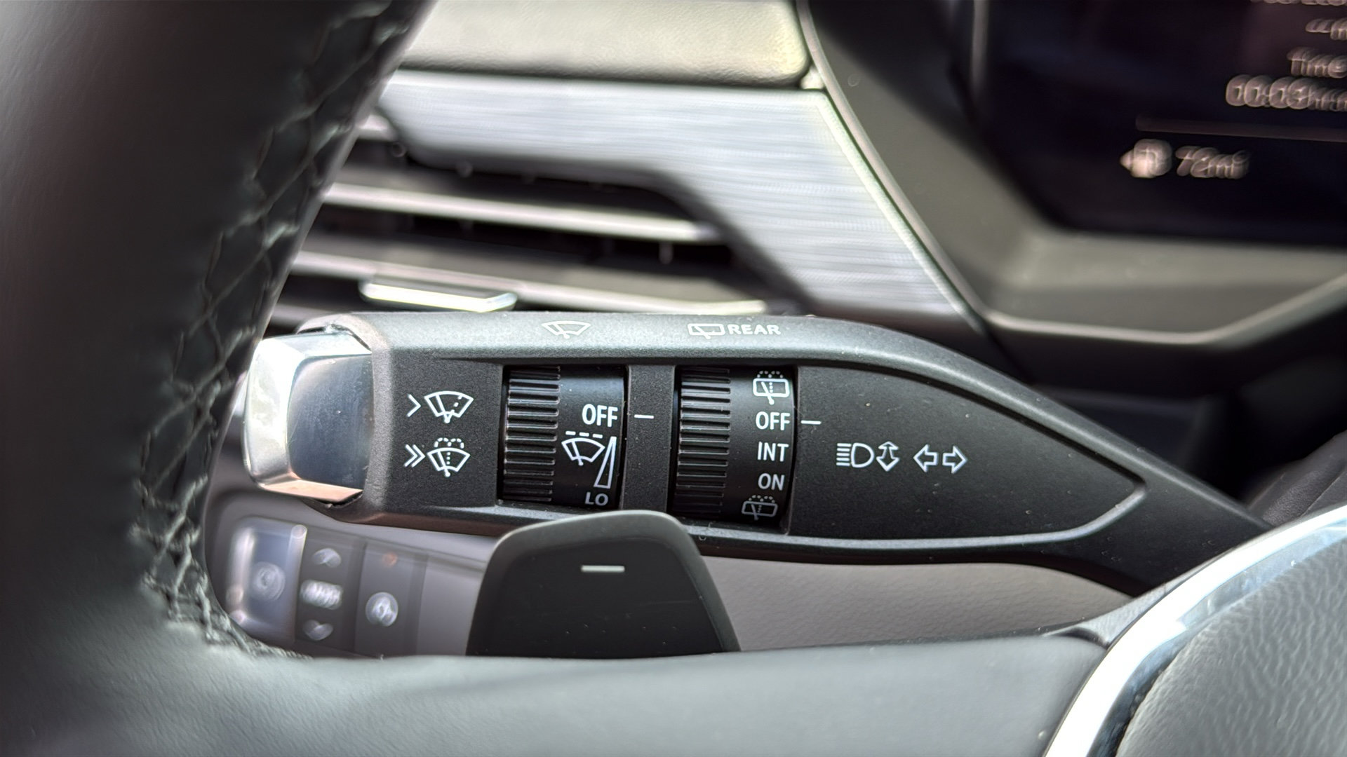 Used 2026 GMC Acadia Elevation w/ Elevation Premium Package FWD image 15