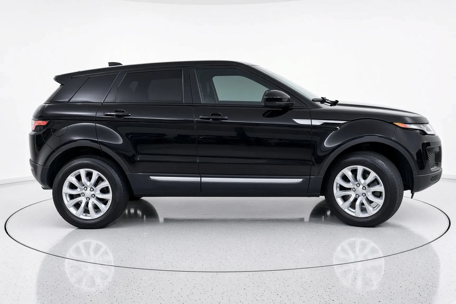 Used 2018 Land Rover Range Rover Evoque SE AWD/4WD image 3