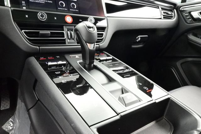 Certified 2025 Porsche Macan AWD/4WD image 11