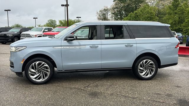 Used 2025 Lincoln Navigator L Reserve AWD/4WD image 4