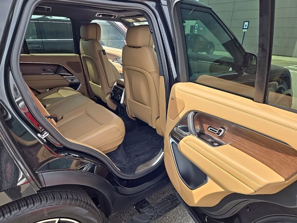 Certified 2024 Land Rover Range Rover SE image 19