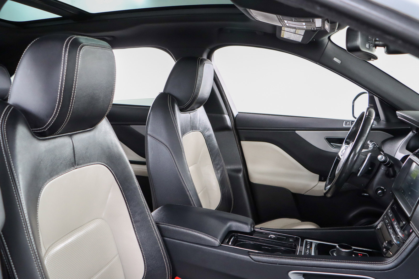 Used 2018 Jaguar F-PACE R-Sport image 27