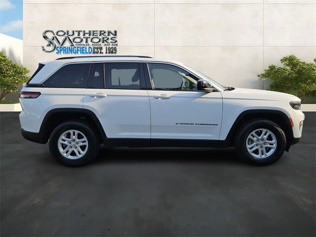 Used 2023 Jeep Grand Cherokee Laredo w/ Luxury Tech Group I RWD image 6