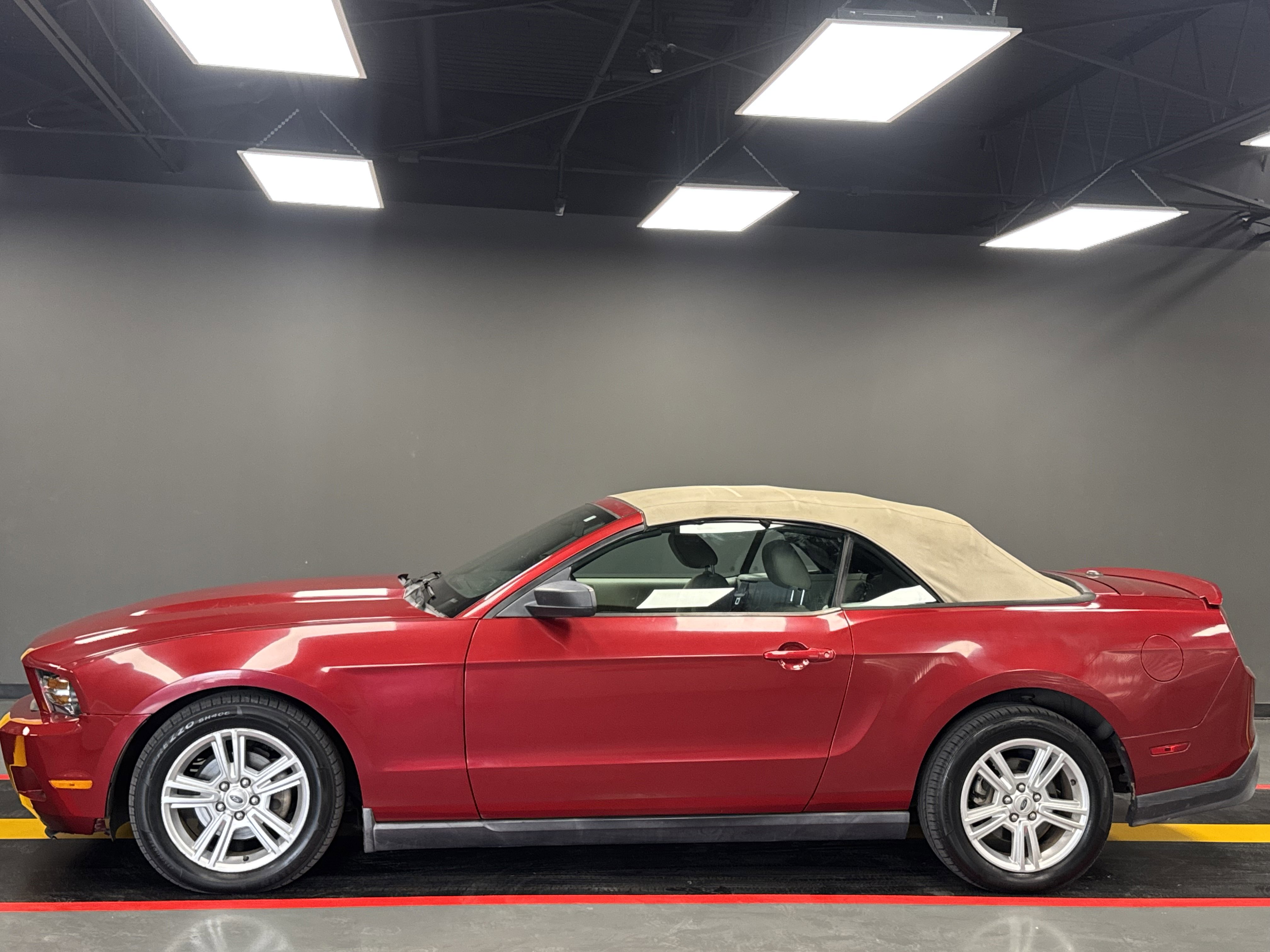 Used 2010 Ford Mustang Convertible image 10