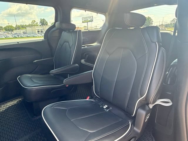 Used 2025 Chrysler Pacifica Limited w/ Uconnect Theater Family Group FWD image 28