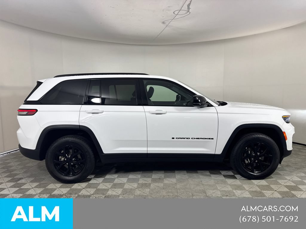 Used 2025 Jeep Grand Cherokee Altitude AWD/4WD image 4