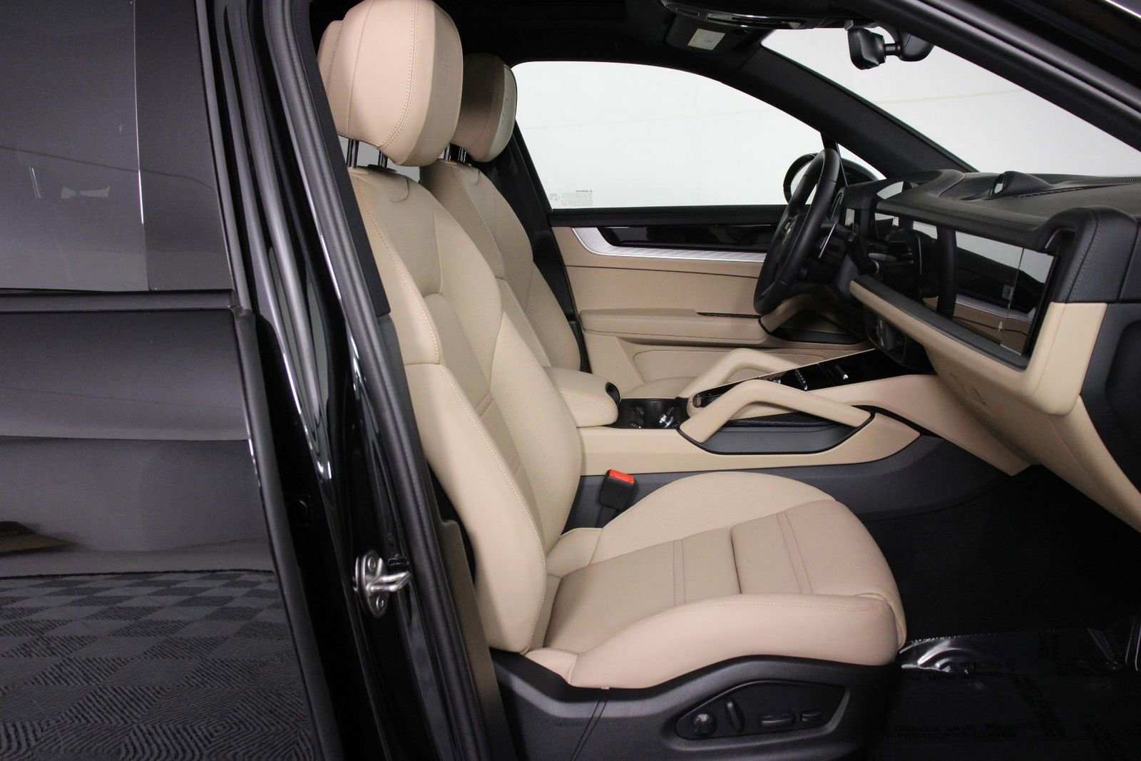 Certified 2025 Porsche Cayenne S image 31