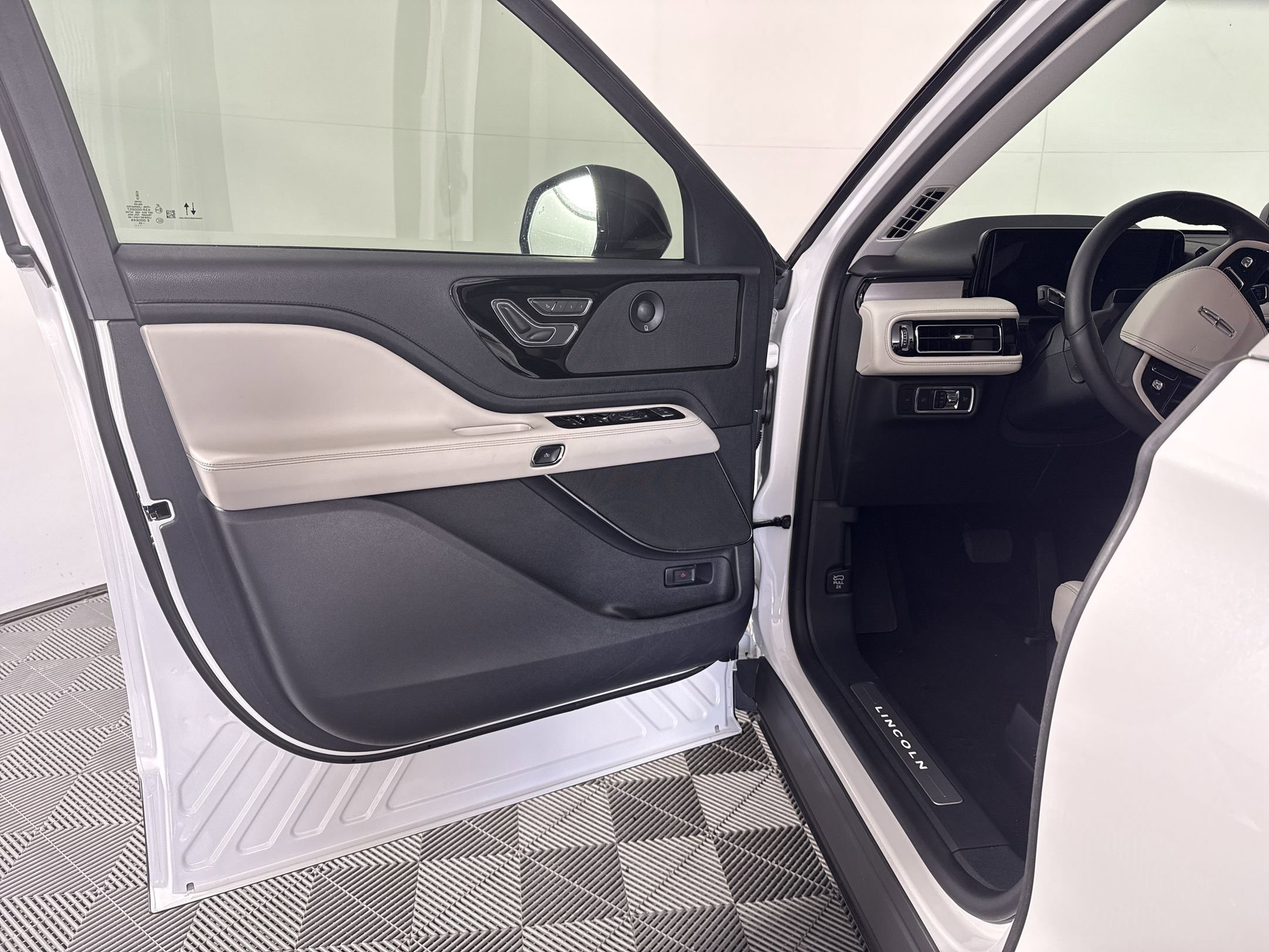 Used 2025 Lincoln Aviator Reserve w/ Illumination Package image 5