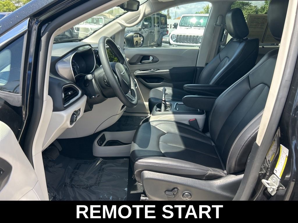 Certified 2023 Chrysler Pacifica Touring-L image 10