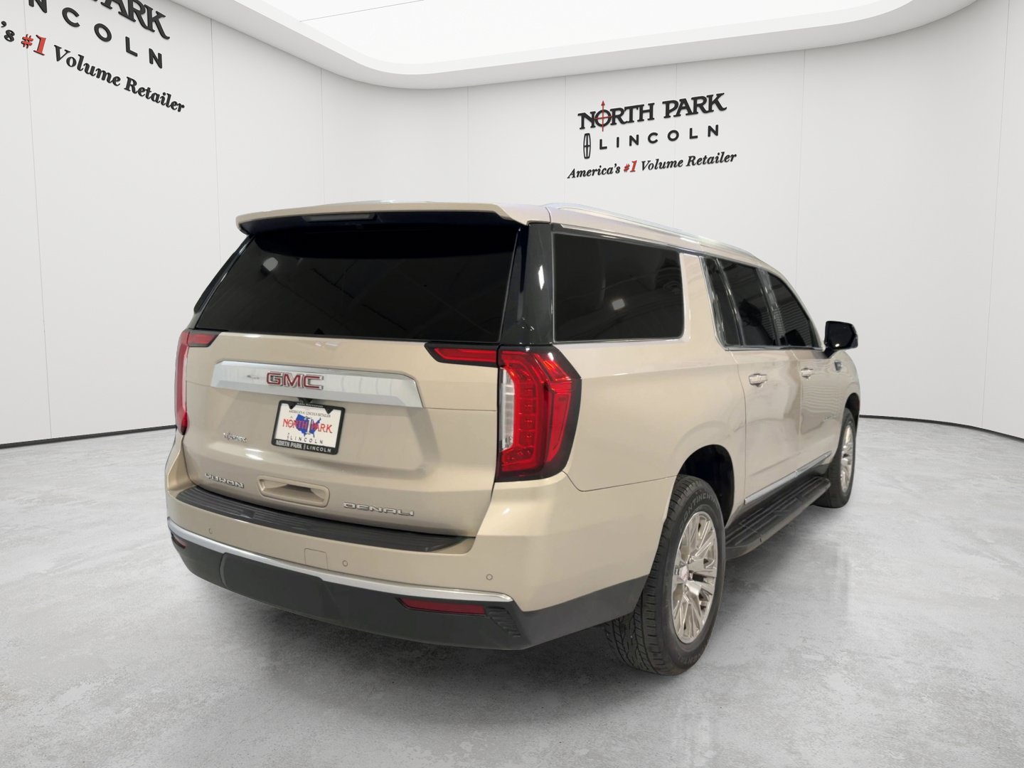 Used 2023 GMC Yukon XL Denali AWD/4WD image 9