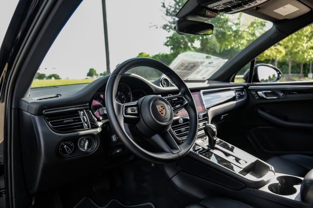 Used 2025 Porsche Macan AWD/4WD image 2