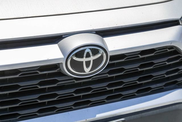 Used 2022 Toyota RAV4 XLE FWD image 16
