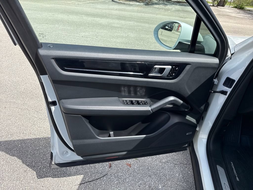 Used 2020 Porsche Cayenne image 13