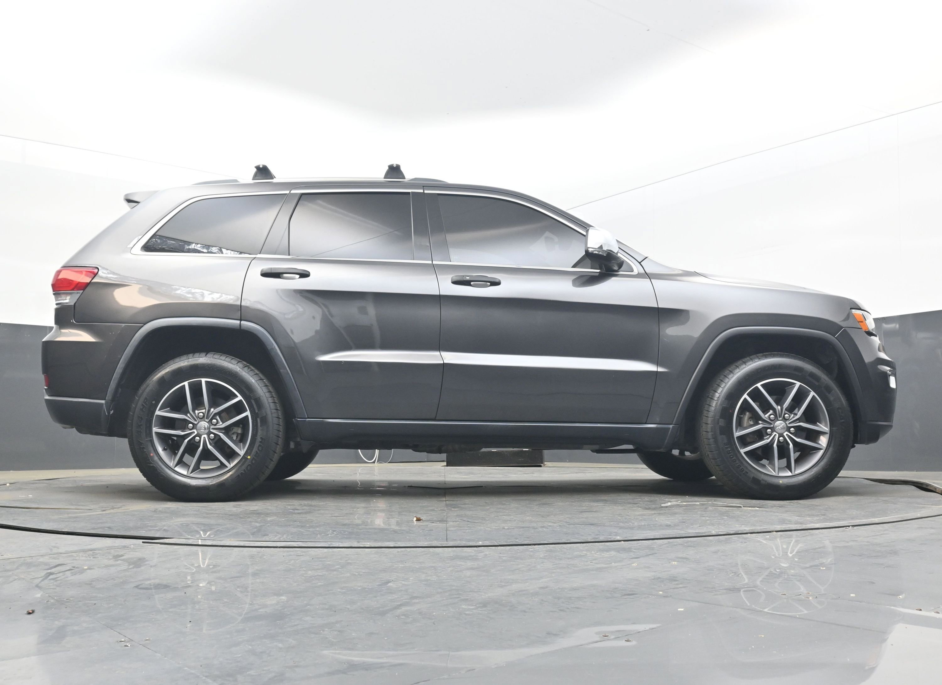 Used 2018 Jeep Grand Cherokee Limited image 25