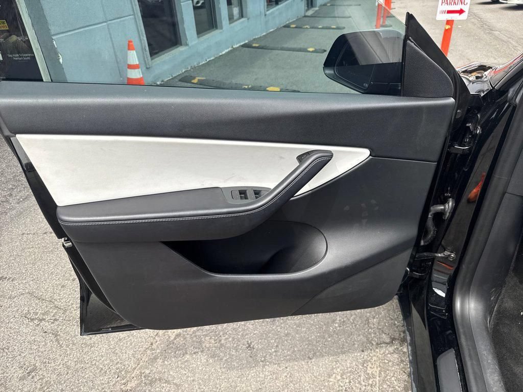 Used 2021 Tesla Model Y Long Range AWD/4WD image 33