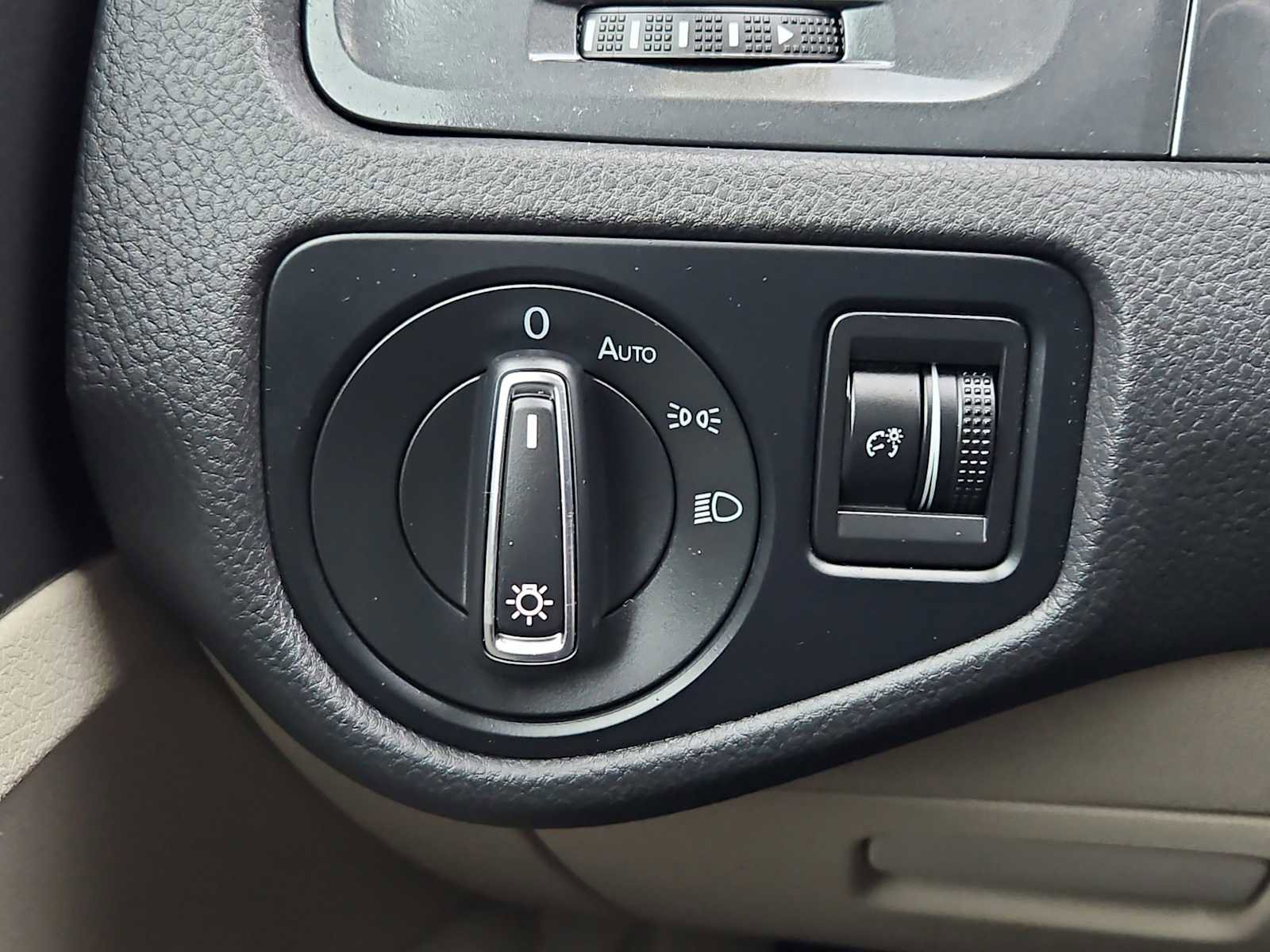 Used 2018 Volkswagen Golf SE image 17