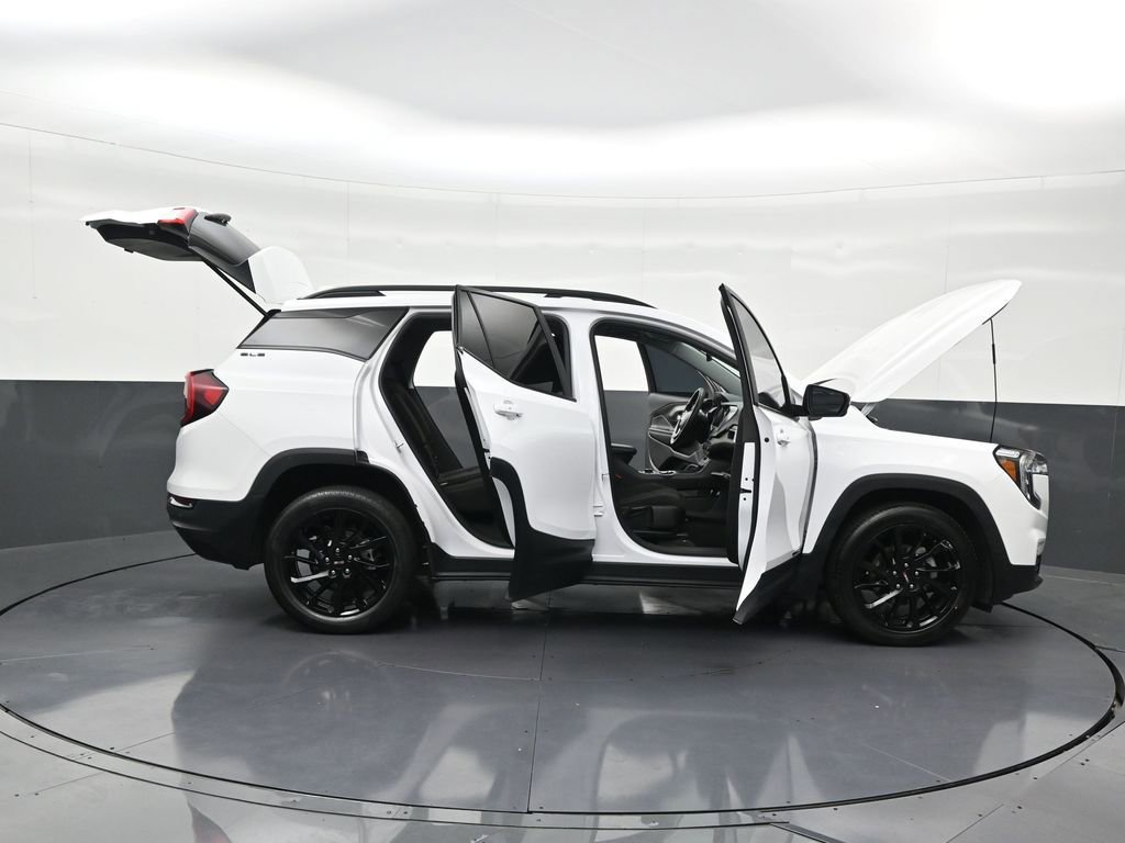 Used 2024 GMC Terrain SLE w/ Driver Convenience Package image 32