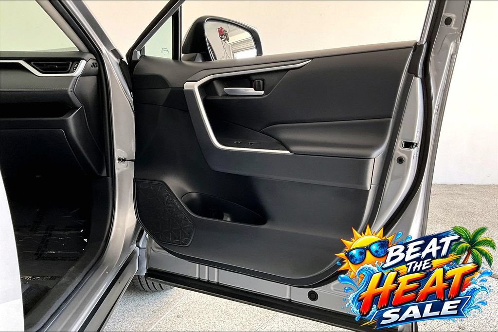 Used 2025 Toyota RAV4 XLE FWD image 23