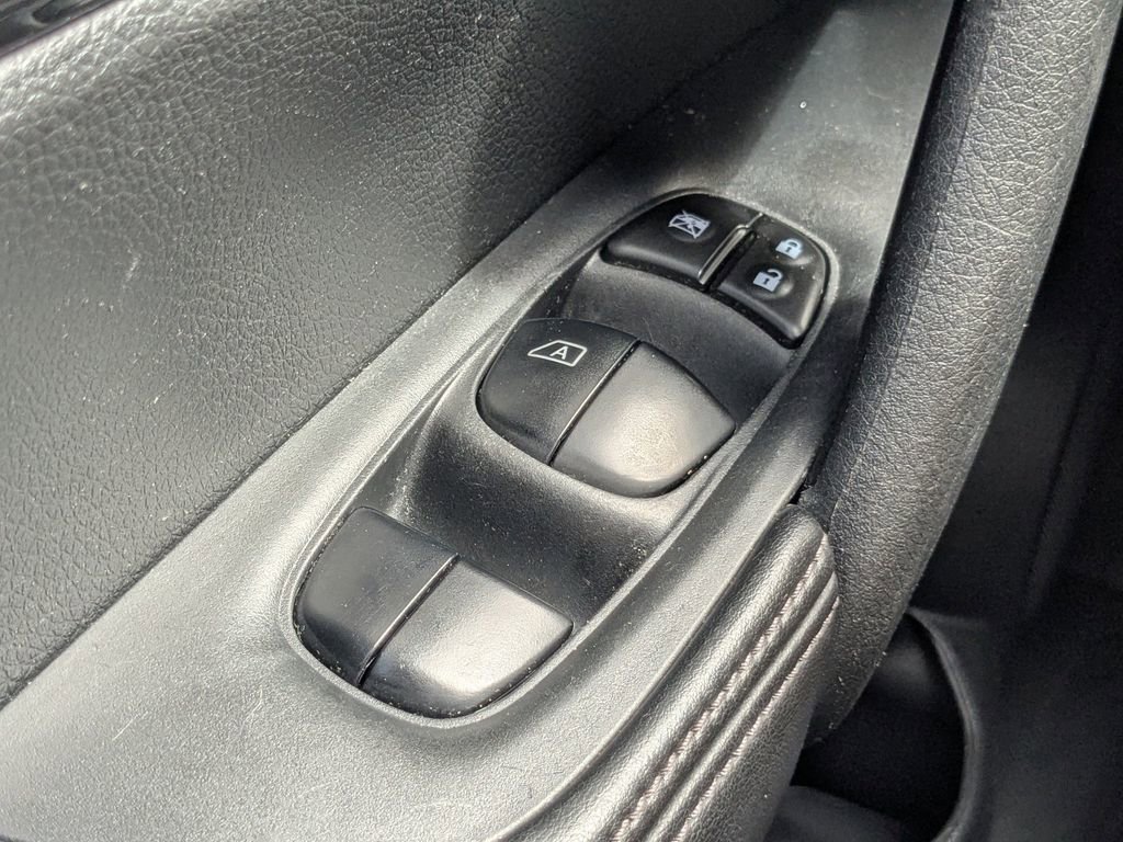 Used 2020 Nissan Rogue S image 23