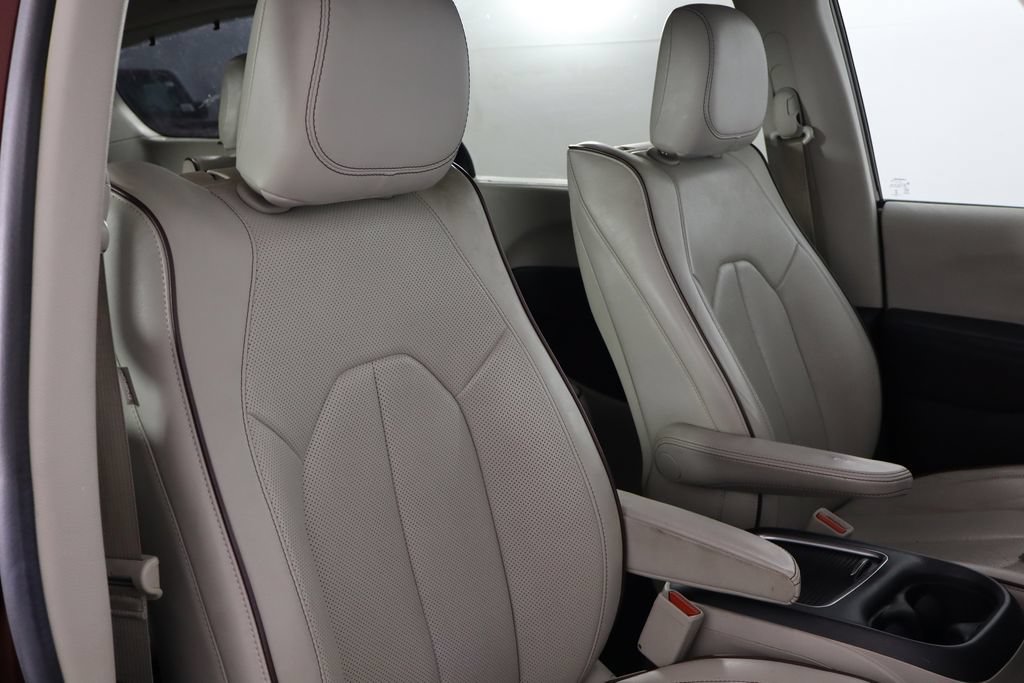 Used 2017 Chrysler Pacifica Limited w/ UConnect Theater Package FWD image 19
