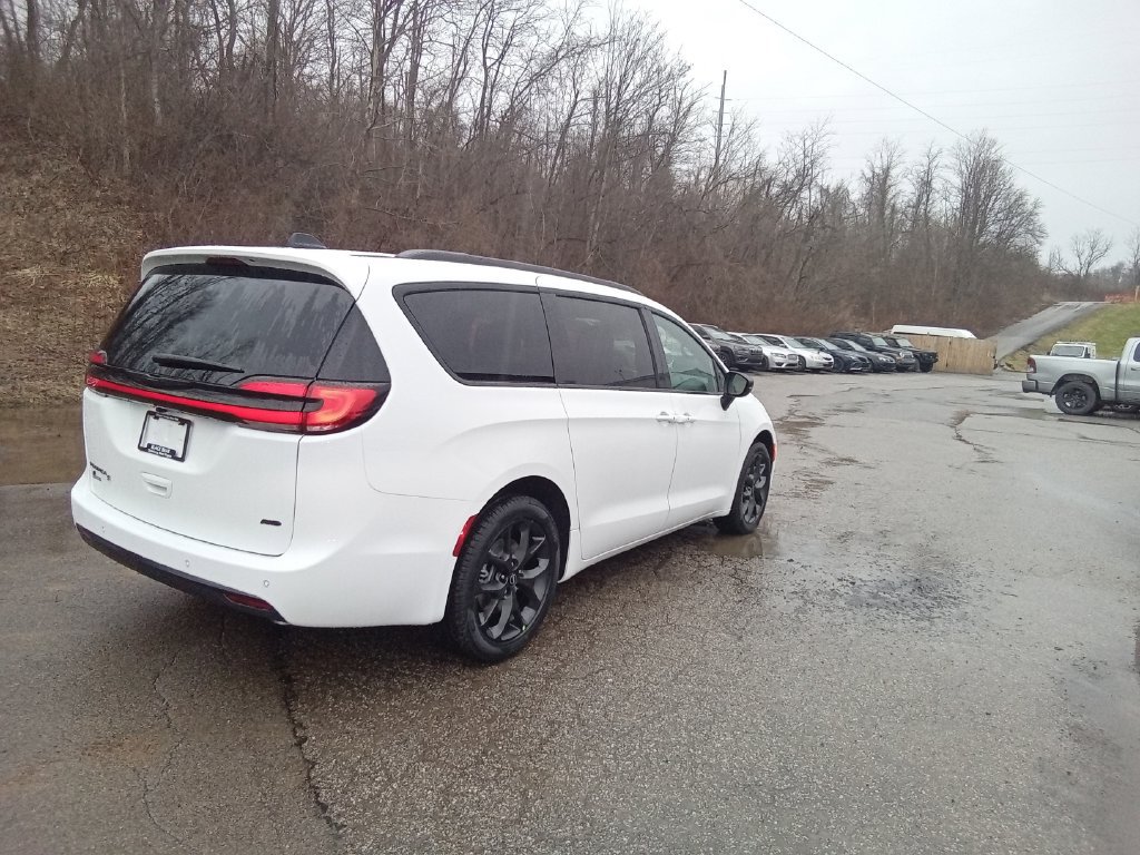 New 2026 Chrysler Pacifica Select w/ S Appearance Package AWD/4WD image 4