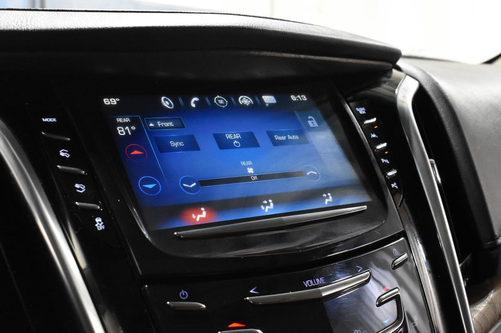Used 2019 Cadillac Escalade ESV Premium Luxury AWD/4WD image 18