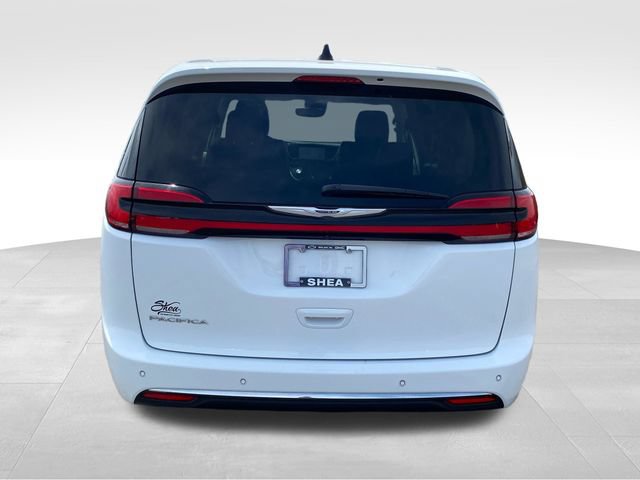 Used 2024 Chrysler Pacifica Touring-L FWD image 4