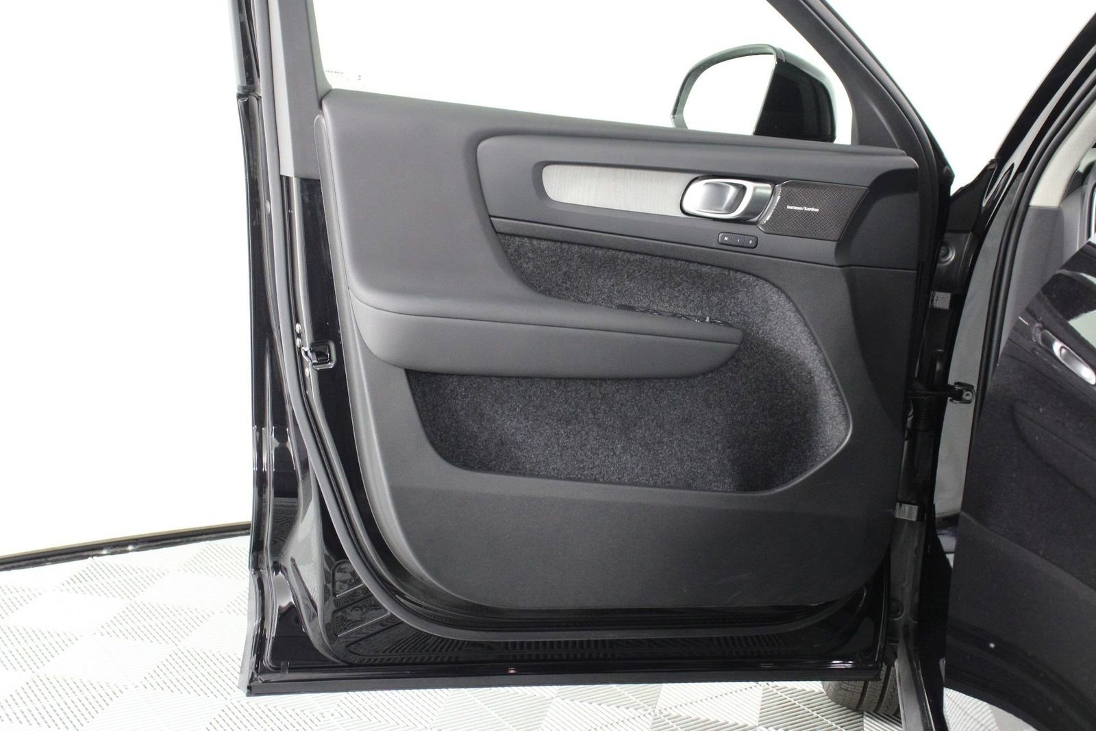 Certified 2025 Volvo XC40 B5 Plus AWD/4WD image 17