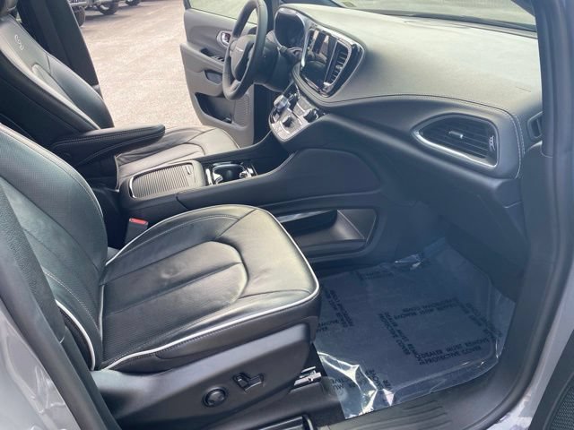 Used 2025 Chrysler Pacifica Limited FWD image 42