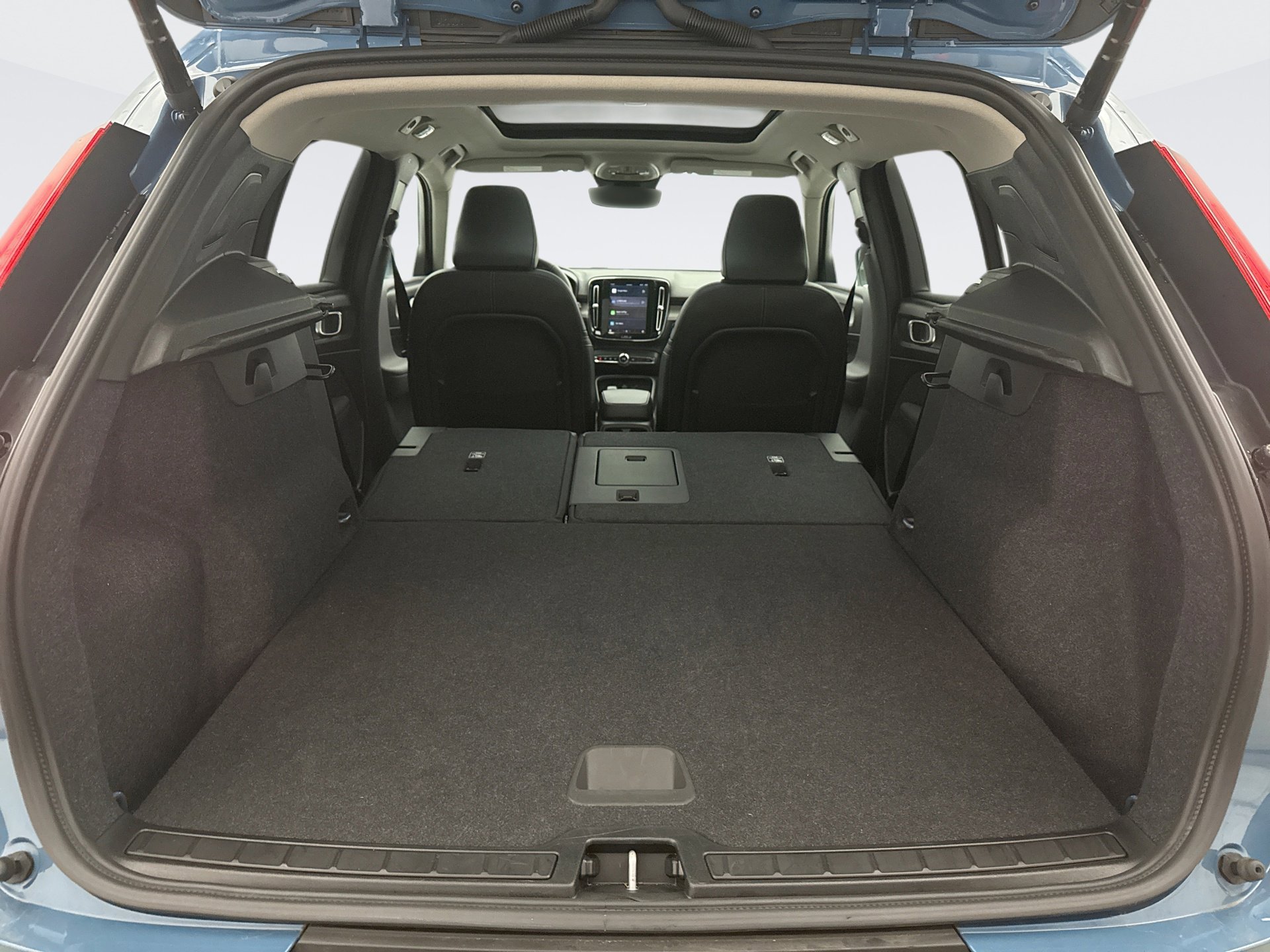 Used 2025 Volvo XC40 B5 Core image 23