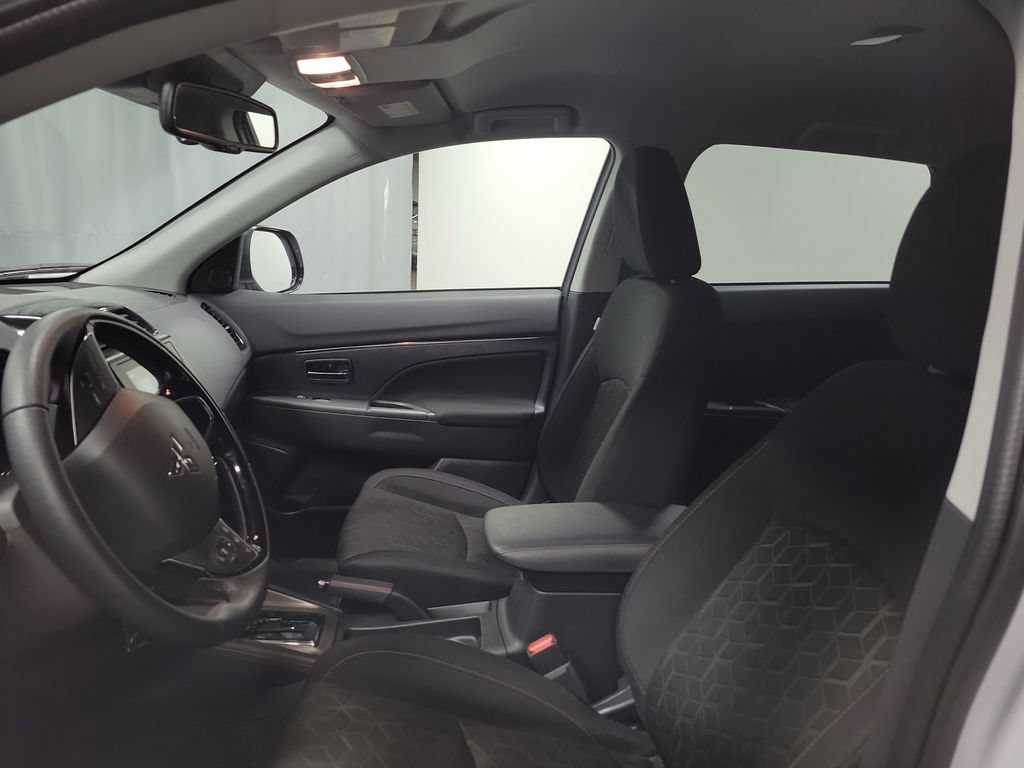Used 2025 Mitsubishi Outlander Sport LE AWD/4WD image 12
