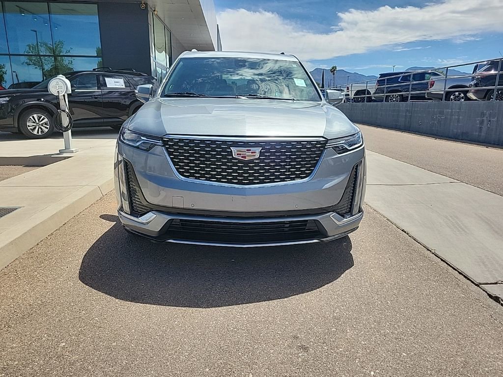 Used 2025 Cadillac XT6 Premium Luxury FWD image 2