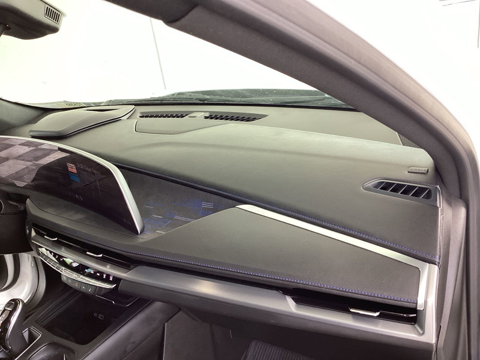 Used 2024 Cadillac XT4 Sport w/ Technology Package image 16