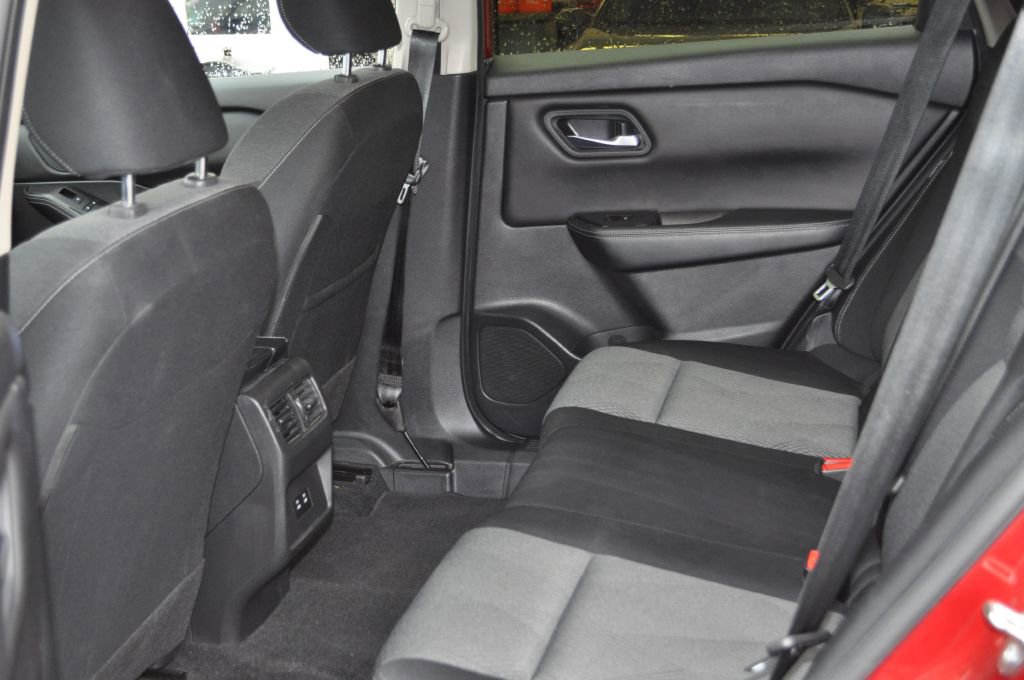 Used 2024 Nissan Rogue SV image 10